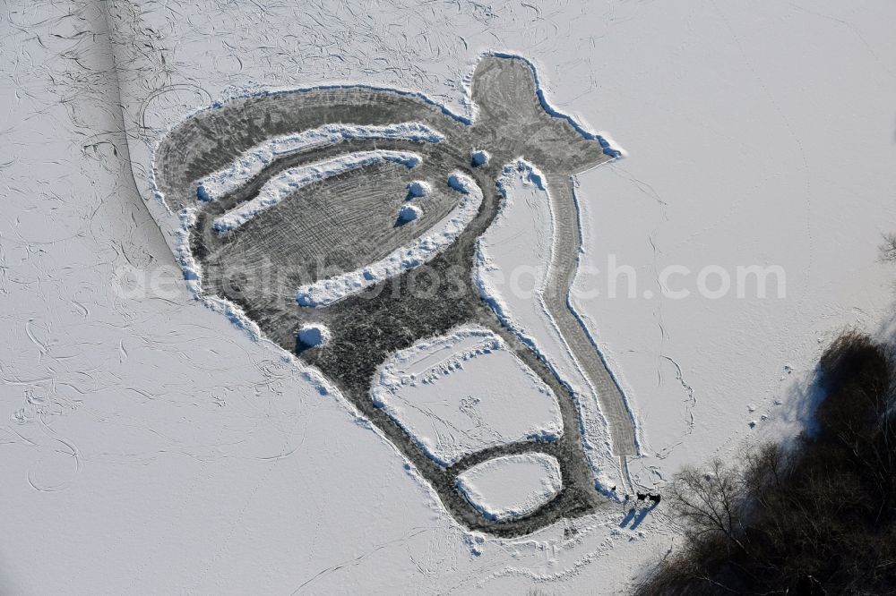 Aerial photograph Päwesin - Wintry white ice covering the Oberen Beetzsee with selfmade ice rink in Paewesin in the state Brandenburg