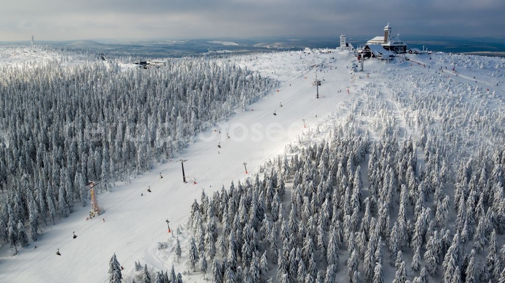 Aerial image Kurort Oberwiesenthal - Wintry snowy mountain slope with downhill ski slope and cable car - lift on Fichtelberg in Kurort Oberwiesenthal in the state Saxony, Germany