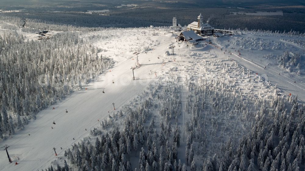 Kurort Oberwiesenthal from the bird's eye view: Wintry snowy mountain slope with downhill ski slope and cable car - lift on Fichtelberg in Kurort Oberwiesenthal in the state Saxony, Germany