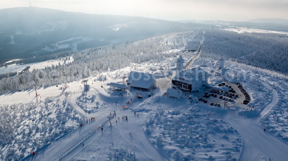 Aerial photograph Kurort Oberwiesenthal - Wintry snowy mountain slope with downhill ski slope and cable car - lift on Fichtelberg in Kurort Oberwiesenthal in the state Saxony, Germany