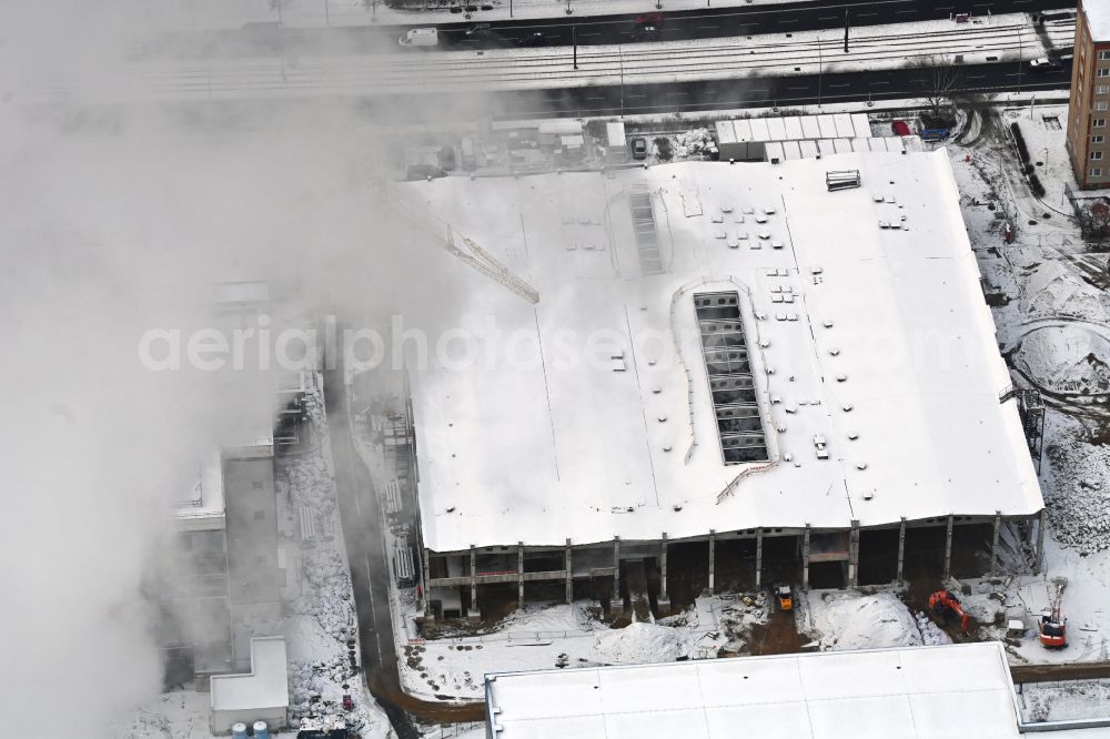 Aerial photograph Berlin - Wintry snowy demolition and dismantling of the disused old power plant hall of the thermal power plant on Rhinstrasse in the Marzahn district in Berlin, Germany