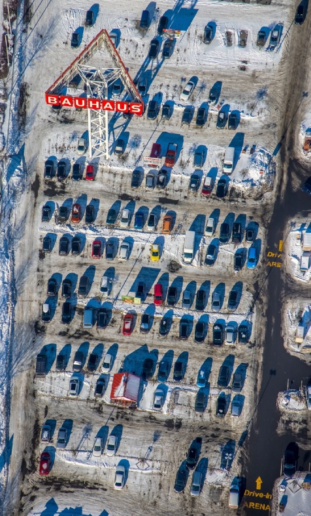 Aerial photograph Witten - Wintry snowy parking space for parked cars at the shopping center Bauhaus in the district Ruedinghausen in Witten at Ruhrgebiet in the state North Rhine-Westphalia, Germany