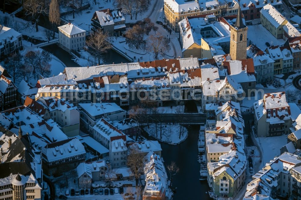 Aerial image Erfurt - Wintry snowy historic Old Bridge Kraemerbruecke Erfurt across Gera in the district Altstadt in Erfurt in the state Thuringia, Germany