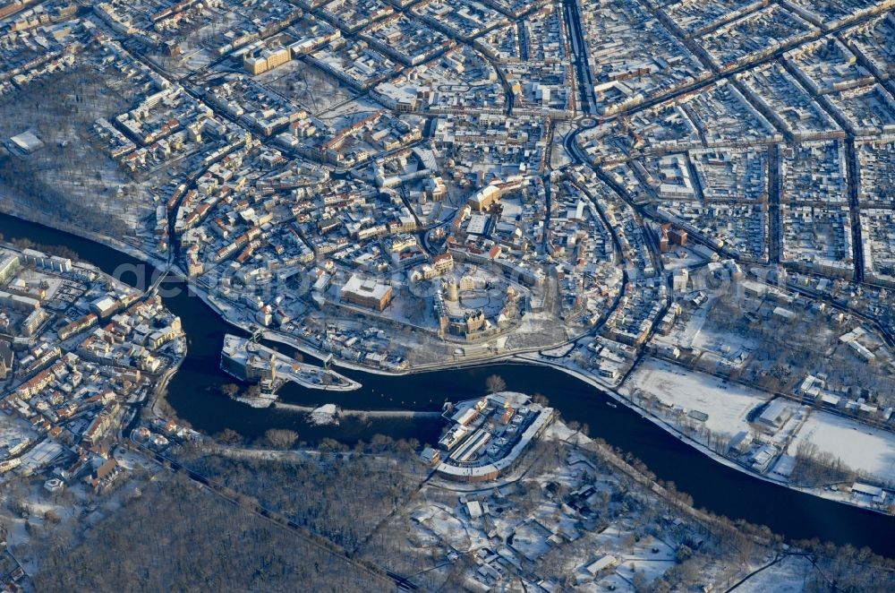 Bernburg (Saale) from the bird's eye view: Wintry snowy old Town area and city center in Bernburg (Saale) in the state Saxony-Anhalt, Germany