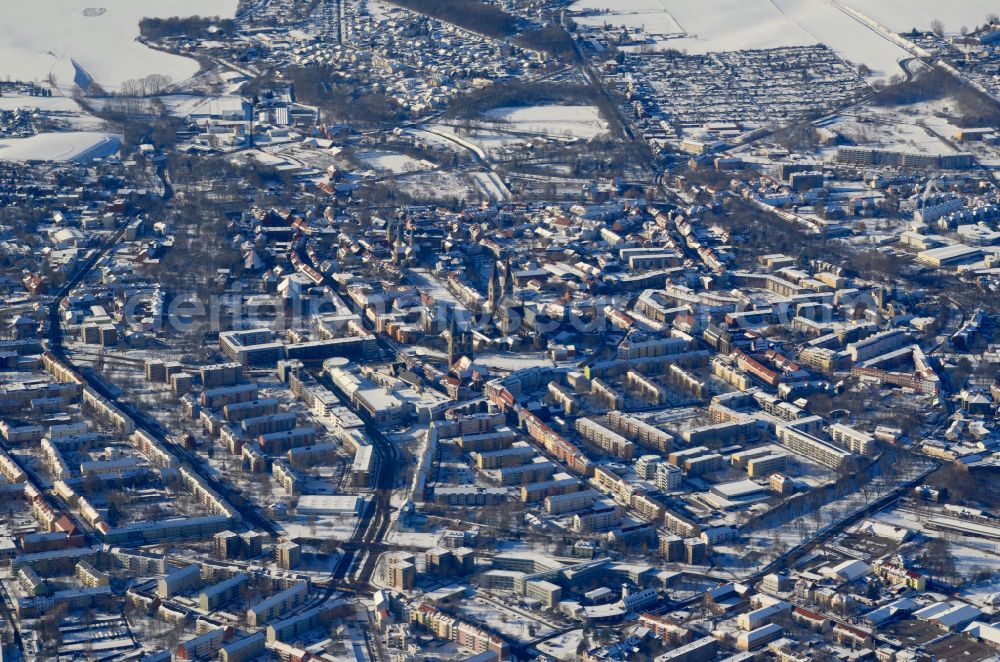 Aerial photograph Halberstadt - Wintry snowy Old Town area and city center on place Domplatz in Halberstadt in the state Saxony-Anhalt, Germany