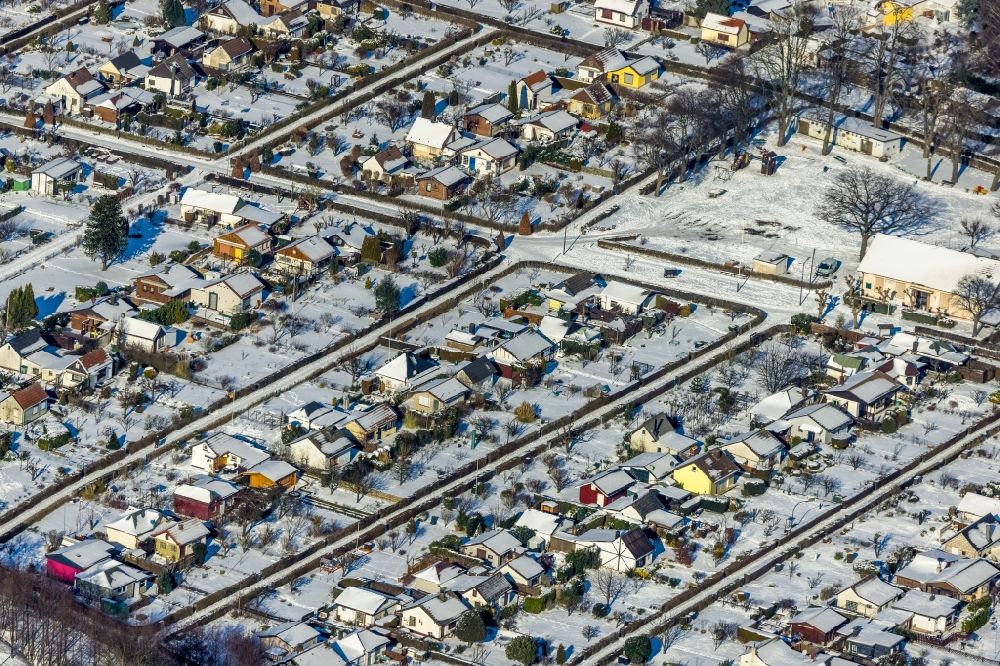 Aerial photograph Herne - Wintry snowy allotments gardens plots of the association - the garden colony of Kleingaertner Verein Herne Sued e.V. on Strasse des Bohrhonmers - Am Schrebergarten in Herne at Ruhrgebiet in the state North Rhine-Westphalia, Germany