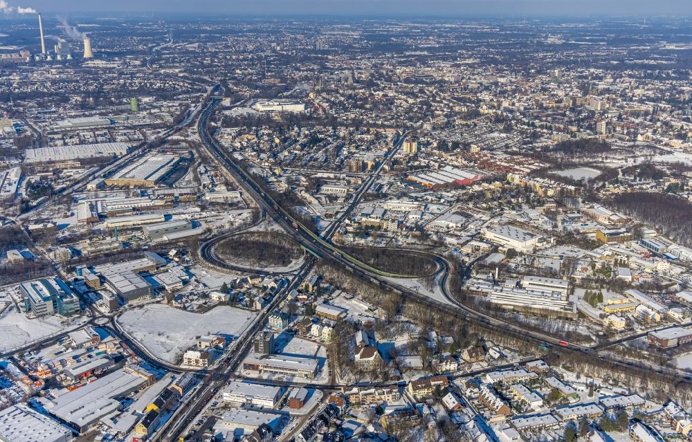 Aerial photograph Bochum - Wintry snowy route and lanes in the course of the exit and access of the motorway junction of the BAB A43 on Herner Strasse at Dorneburger Bach in the district Riemke in Bochum at Ruhrgebiet in the state North Rhine-Westphalia, Germany