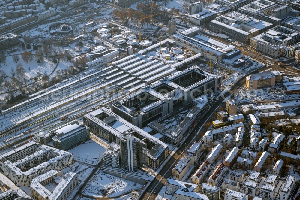 Stuttgart from the bird's eye view: Wintry snowy building of the main station of the railway and construction site for the development project Stuttgart 21 in Stuttgart in the state of Baden-Wurttemberg