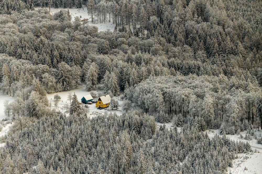 Aerial photograph Meschede - Wintry snowy treetops in a wooded area of the Mescheder Wald with a country house on Wennemer Hoehweg in Meschede at Sauerland in the state North Rhine-Westphalia, Germany
