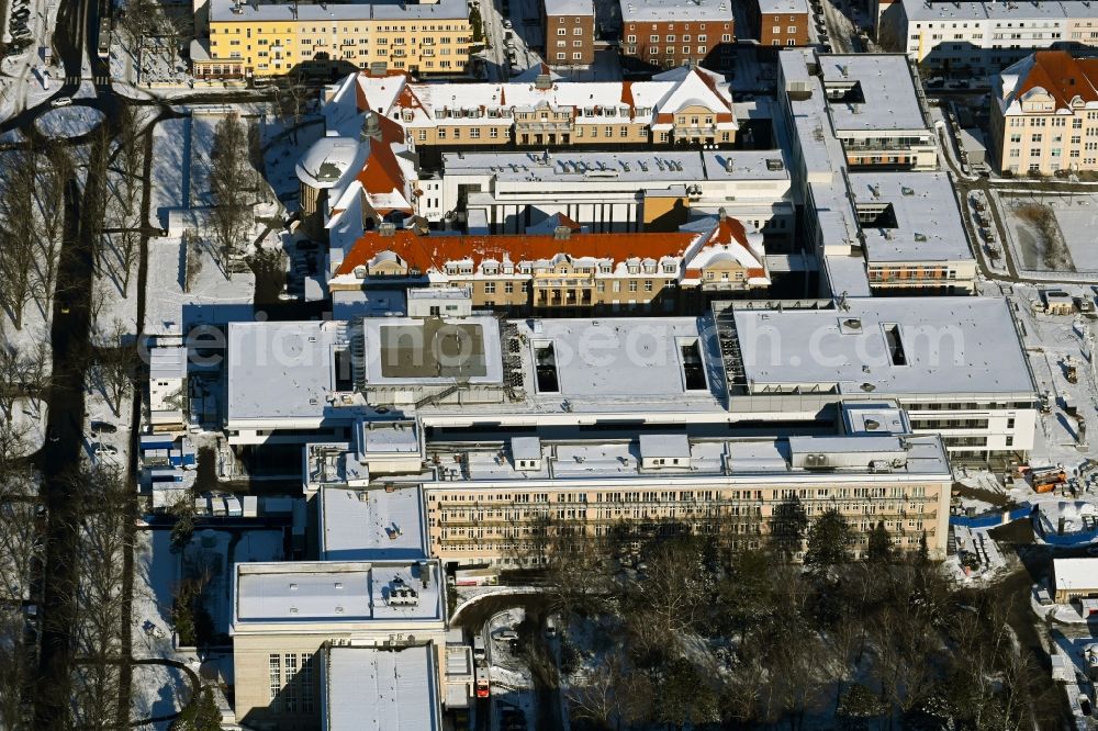 Rostock from the bird's eye view: Wintry snowy construction site company Schaelerbau for the new building of a functional building at the Campus Schillingallee in the district Hansaviertel in Rostock in the state Mecklenburg - Western Pomerania