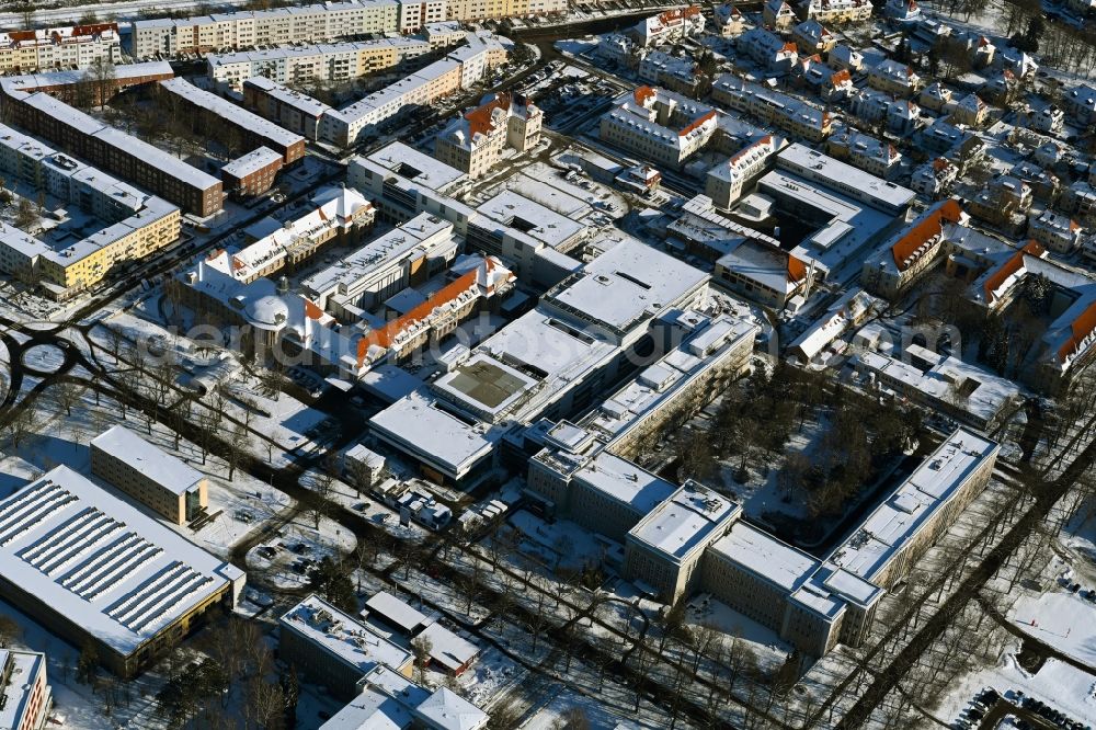 Aerial image Rostock - Wintry snowy construction site company Schaelerbau for the new building of a functional building at the Campus Schillingallee in the district Hansaviertel in Rostock in the state Mecklenburg - Western Pomerania