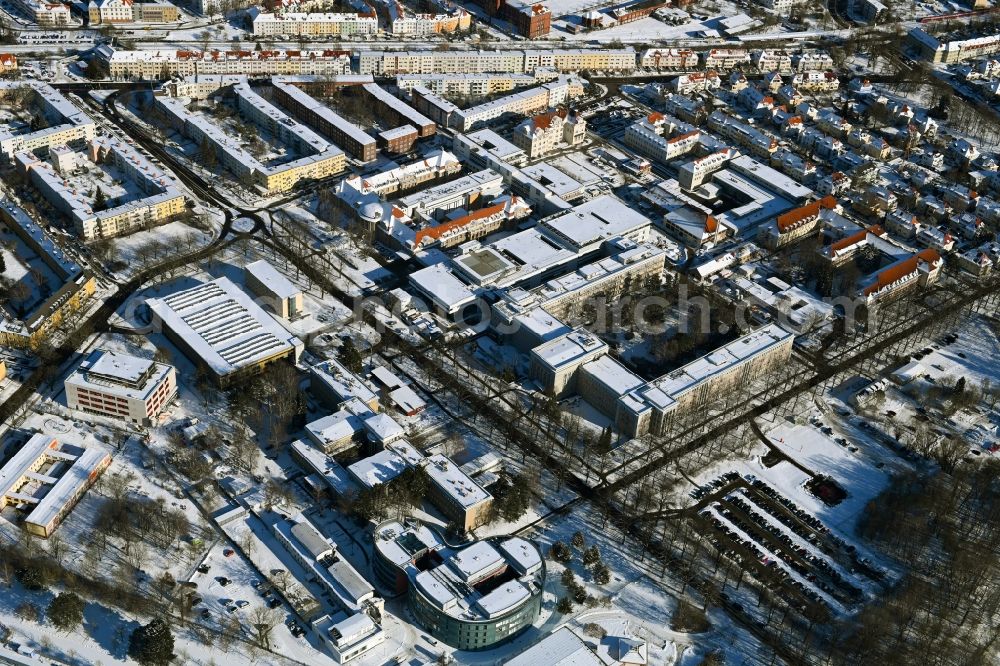 Aerial photograph Rostock - Wintry snowy construction site company Schaelerbau for the new building of a functional building at the Campus Schillingallee in the district Hansaviertel in Rostock in the state Mecklenburg - Western Pomerania