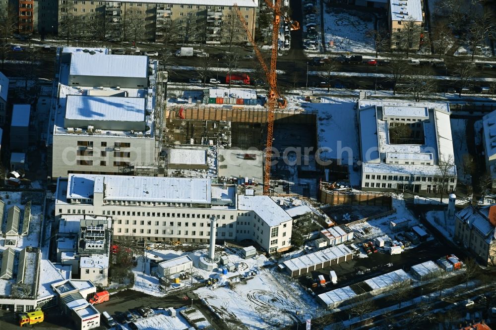 Aerial image Berlin - Wintry snowy construction site for a new extension to the hospital grounds Vivantes Auguste-Viktoria-Klinikum in the district Schoeneberg in Berlin, Germany