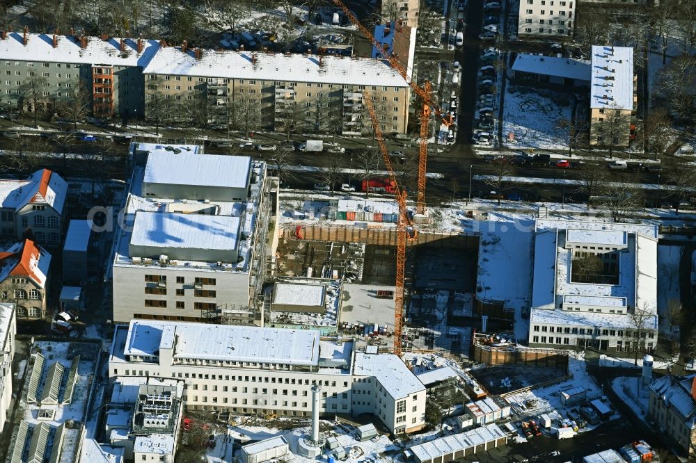 Aerial photograph Berlin - Wintry snowy construction site for a new extension to the hospital grounds Vivantes Auguste-Viktoria-Klinikum in the district Schoeneberg in Berlin, Germany