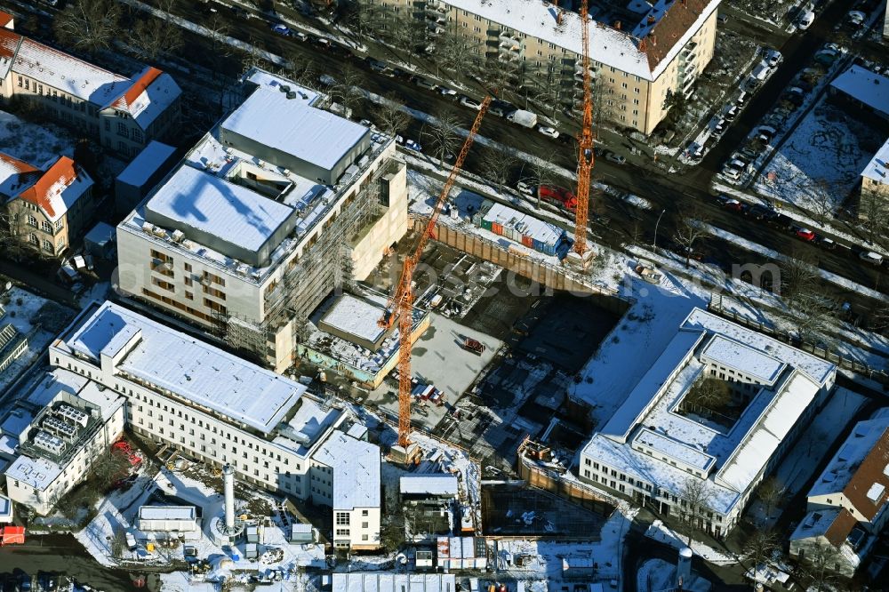 Berlin from above - Wintry snowy construction site for a new extension to the hospital grounds Vivantes Auguste-Viktoria-Klinikum in the district Schoeneberg in Berlin, Germany