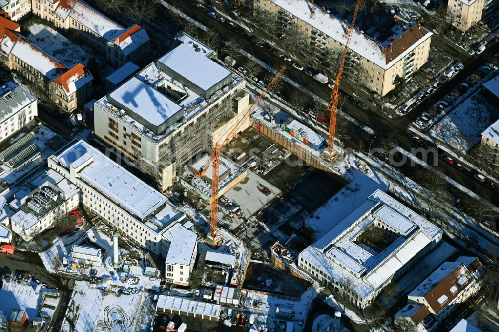 Berlin from the bird's eye view: Wintry snowy construction site for a new extension to the hospital grounds Vivantes Auguste-Viktoria-Klinikum in the district Schoeneberg in Berlin, Germany