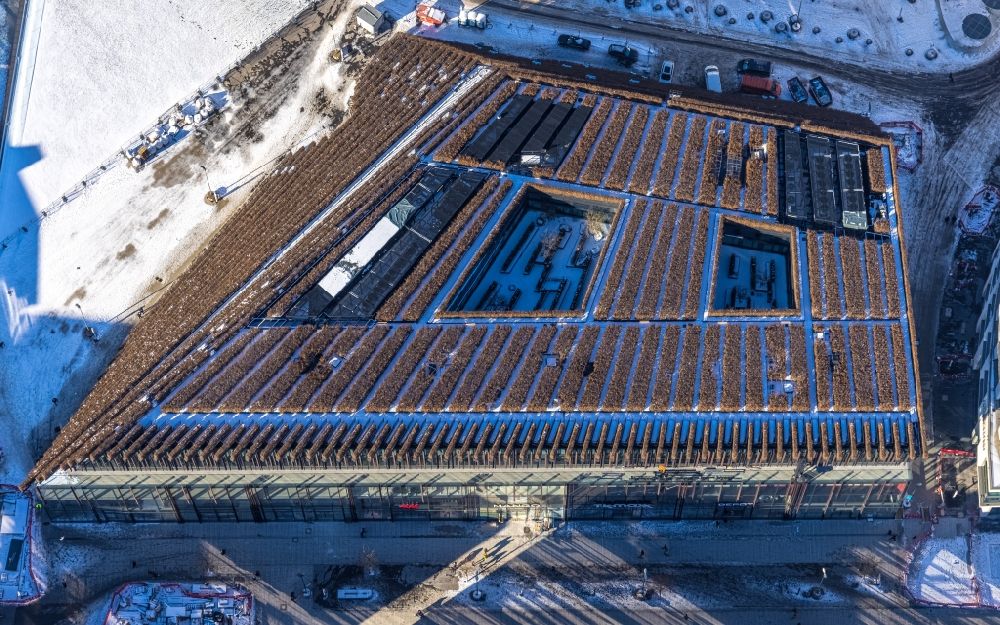 Düsseldorf from the bird's eye view: Wintry snowy new construction of the building complex of the shopping center Ingenhoven-Tal - Koebogen 2 on Gustaf-Gruendgens-Place in Duesseldorf in the state North Rhine-Westphalia, Germany