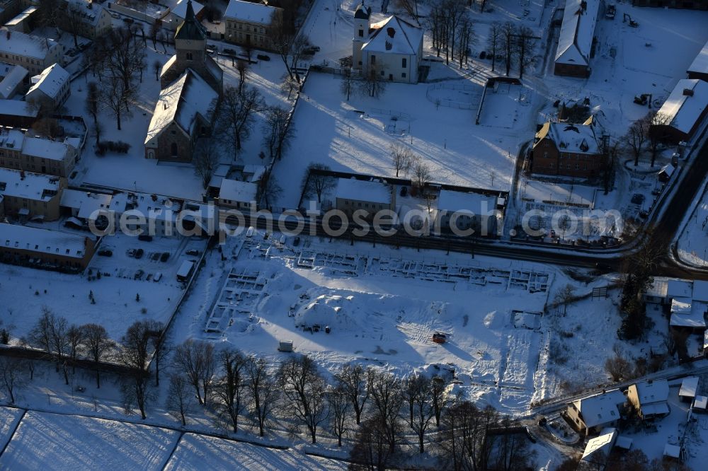 Altlandsberg from the bird's eye view: Wintry snowy Construction site with development works and embankments works and archaeological digging work in Altlandsberg in the state Brandenburg