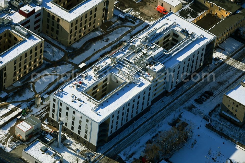 Berlin from above - Wintry snowy construction site of a new build retirement home of Vivantes Forum fuer Senioren GmbH on Muensterberger Weg in the district Kaulsdorf in Berlin, Germany