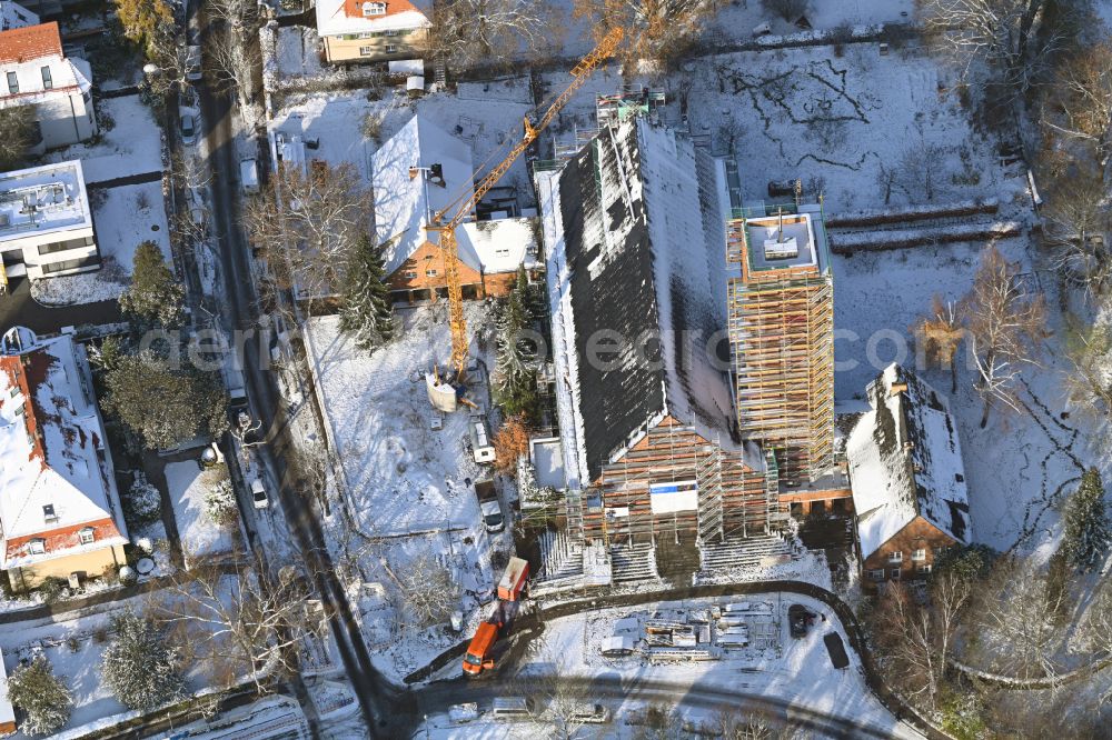 Berlin from above - Wintry snowy construction site for renovation and reconstruction work on the church building Jesus-Christus-Kirche on street Hittorfstrasse on street Hittorfstrasse in the district Dahlem in Berlin, Germany