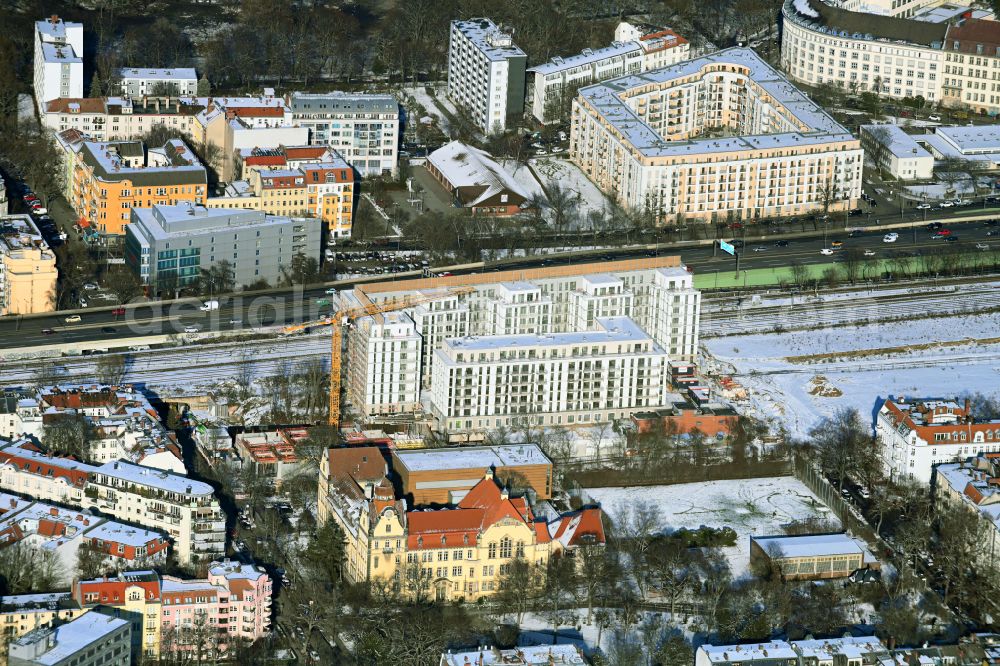 Aerial photograph Berlin - Wintry snowy Construction site to build a new multi-family residential complex Friedenauer Hoehe in the district Wilmersdorf in Berlin, Germany