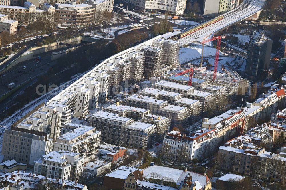 Aerial photograph Berlin - Wintry snowy construction site to build a new multi-family residential complex Friedenauer Hoehe in the district Wilmersdorf in Berlin, Germany