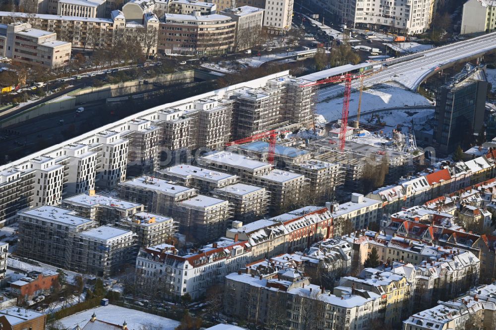 Berlin from above - Wintry snowy construction site to build a new multi-family residential complex Friedenauer Hoehe in the district Wilmersdorf in Berlin, Germany