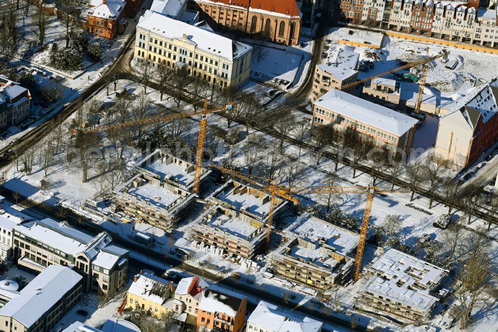 Aerial image Rostock - Wintry snowy construction site to build a new multi-family residential complex Am Rosengarten on August-Bebel-Strasse - Wallstrasse in the district Stadtmitte in Rostock in the state Mecklenburg - Western Pomerania, Germany