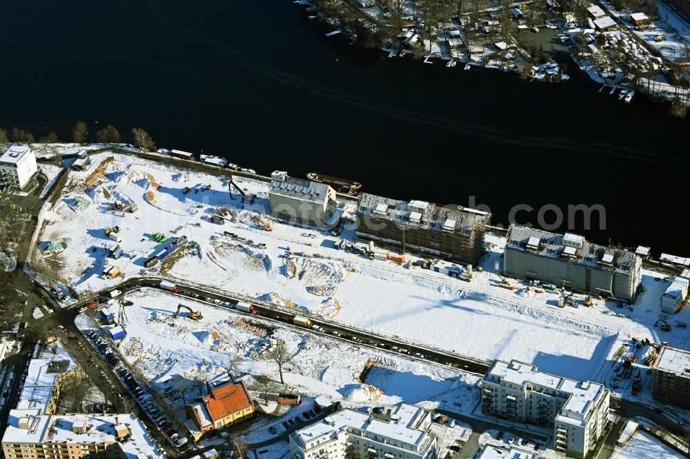 Berlin from the bird's eye view: Wintry snowy residential construction site with multi-family housing development - new building Speicherballett on Parkstrasse in the district of Hakenfelde in Berlin, Germany
