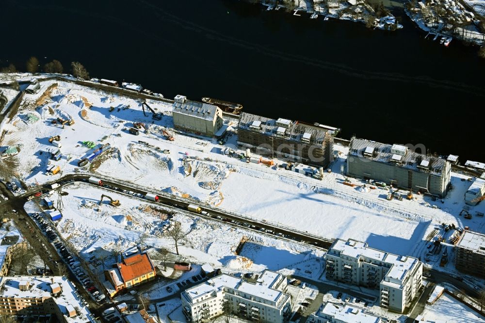 Aerial image Berlin - Wintry snowy residential construction site with multi-family housing development - new building Speicherballett on Parkstrasse in the district of Hakenfelde in Berlin, Germany