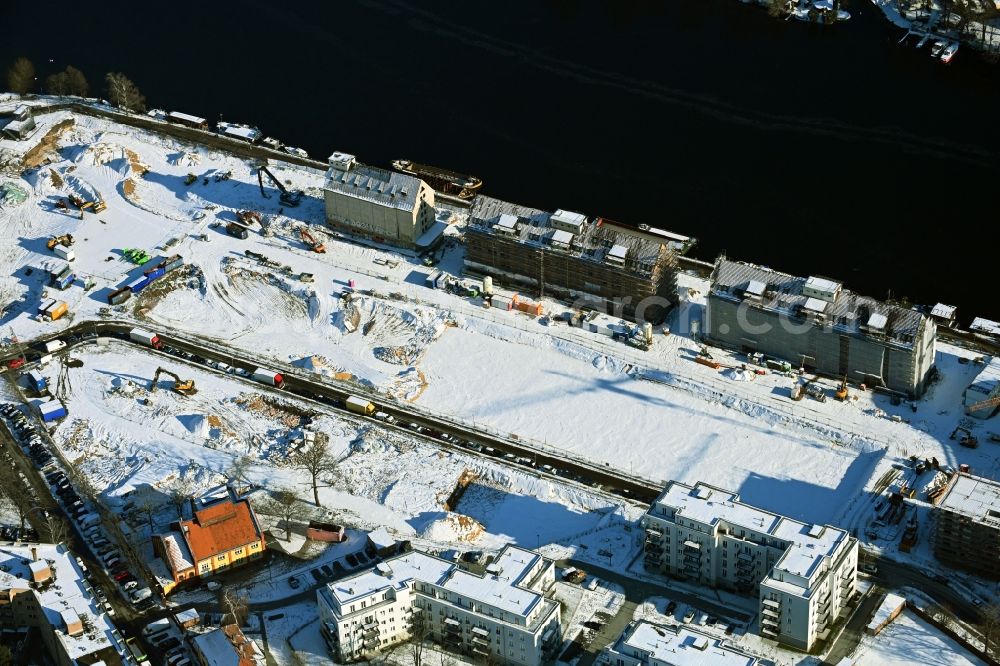 Aerial photograph Berlin - Wintry snowy residential construction site with multi-family housing development - new building Speicherballett on Parkstrasse in the district of Hakenfelde in Berlin, Germany