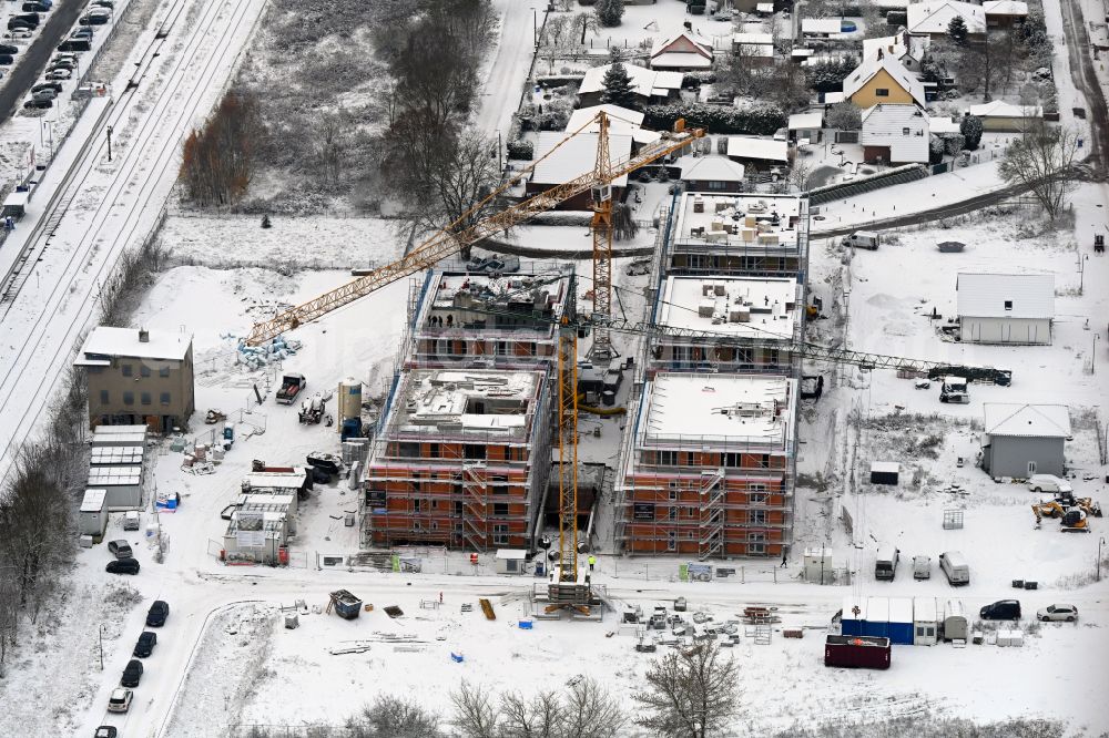 Aerial photograph Werneuchen - Wintry snowy residential construction site with multi-family housing development- on street Rotdornweg Ecke Weissdornweg in Werneuchen in the state Brandenburg, Germany