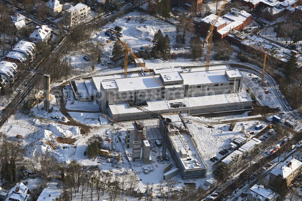 Berlin from above - Wintry snowy construction site for the new building of a research building and office complex Innovations- and Forschungszentrum FUBIC on street Fabeckstrasse in the district Lichterfelde in Berlin, Germany