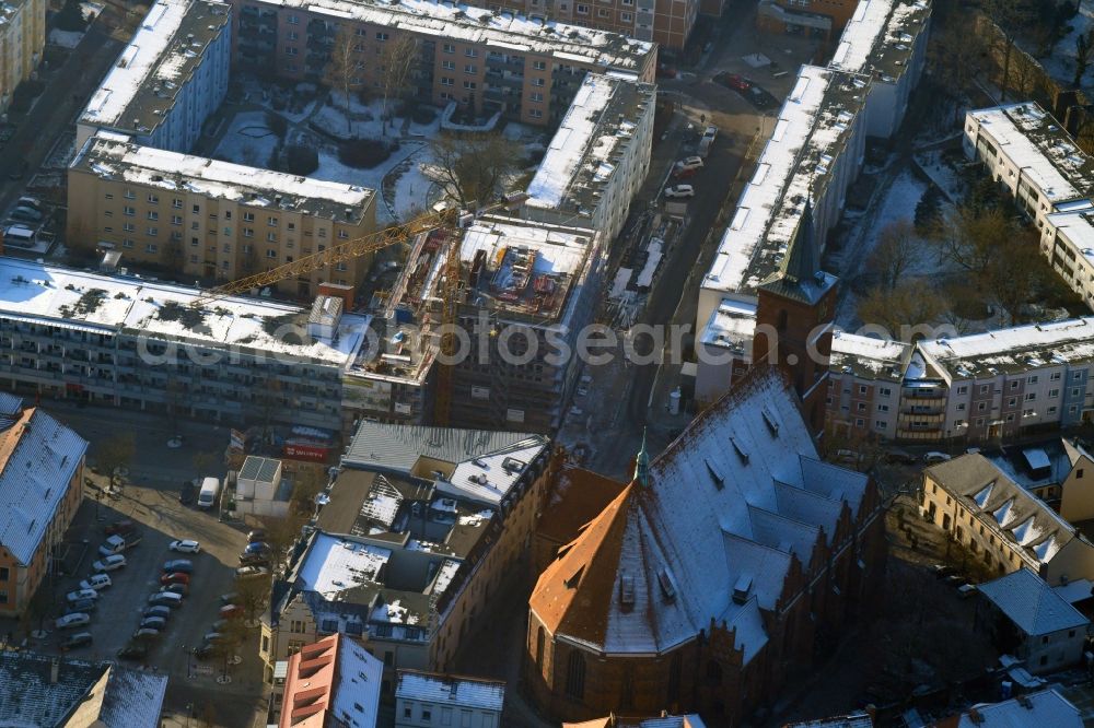 Aerial image Bernau - Wintry snowy construction site of Town Hall building of the city administration Gruenstrasse corner Buergermeisterstrasse in Bernau in the state Brandenburg, Germany