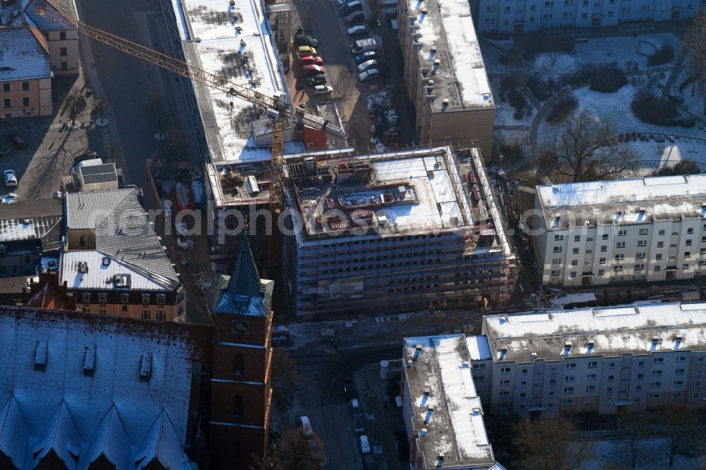 Aerial photograph Bernau - Wintry snowy construction site of Town Hall building of the city administration Gruenstrasse corner Buergermeisterstrasse in Bernau in the state Brandenburg, Germany