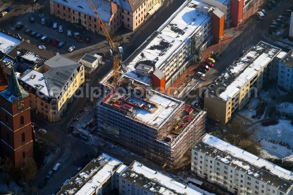 Bernau from above - Wintry snowy construction site of Town Hall building of the city administration Gruenstrasse corner Buergermeisterstrasse in Bernau in the state Brandenburg, Germany