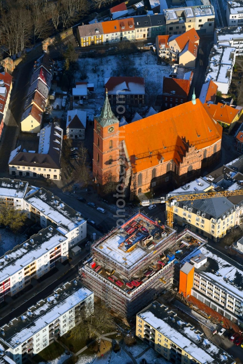 Aerial image Bernau - Wintry snowy construction site of Town Hall building of the city administration Gruenstrasse corner Buergermeisterstrasse in Bernau in the state Brandenburg, Germany