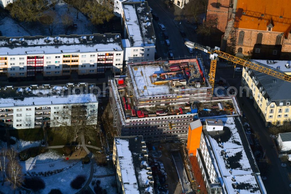 Bernau from the bird's eye view: Wintry snowy construction site of Town Hall building of the city administration Gruenstrasse corner Buergermeisterstrasse in Bernau in the state Brandenburg, Germany