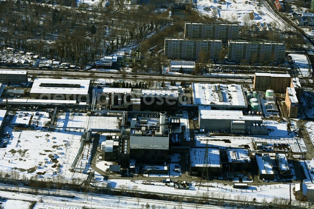 Aerial photograph Berlin - Wintry snowy construction site of power plants and exhaust towers of thermal power station - Kraft-Waerme-Kopplungsanlage on Rhinstrasse in the district Marzahn in Berlin, Germany
