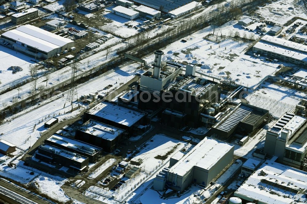 Berlin from the bird's eye view: Wintry snowy construction site of power plants and exhaust towers of thermal power station - Kraft-Waerme-Kopplungsanlage on Rhinstrasse in the district Marzahn in Berlin, Germany