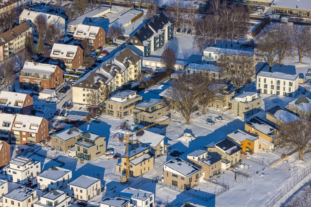 Aerial image Soest - Wintry snowy construction site to build a new multi-family residential complex Belgisches Viertel Soest on Meiningser Weg in Soest in the state North Rhine-Westphalia, Germany