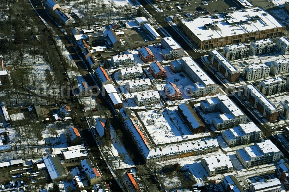 Aerial image Berlin - Wintry snowy construction site to build a new multi-family residential complex of Gut Alt-Biesdorf on Weissenhoeher Strasse in Berlin, Germany