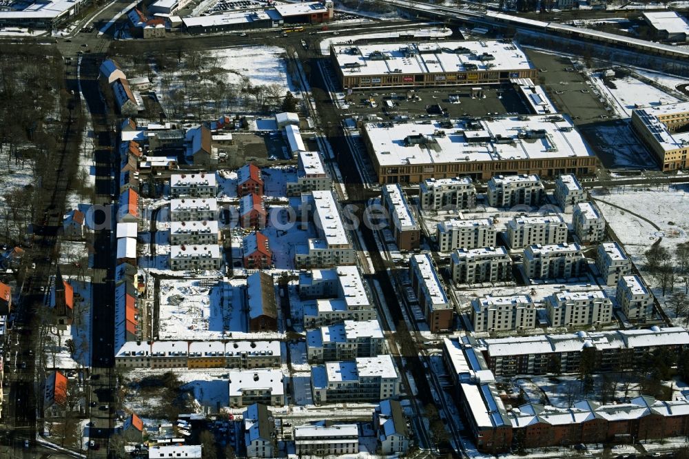 Aerial photograph Berlin - Wintry snowy construction site to build a new multi-family residential complex of Gut Alt-Biesdorf on Weissenhoeher Strasse in Berlin, Germany