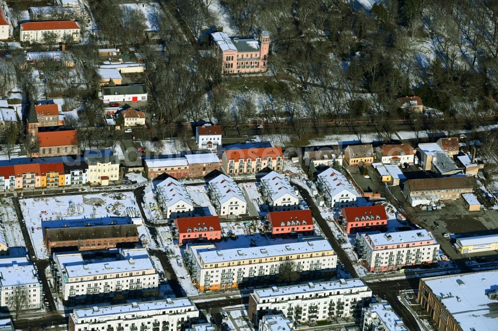Berlin from above - Wintry snowy construction site to build a new multi-family residential complex of Gut Alt-Biesdorf on Weissenhoeher Strasse in Berlin, Germany