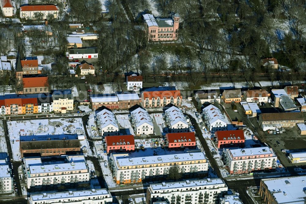 Berlin from the bird's eye view: Wintry snowy construction site to build a new multi-family residential complex of Gut Alt-Biesdorf on Weissenhoeher Strasse in Berlin, Germany