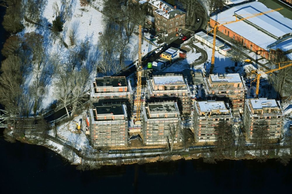 Aerial photograph Berlin - Wintry snowy construction site for the construction of an apartment building on the Havel island of Eiswerder in the district of Hakenfelde in Berlin, Germany