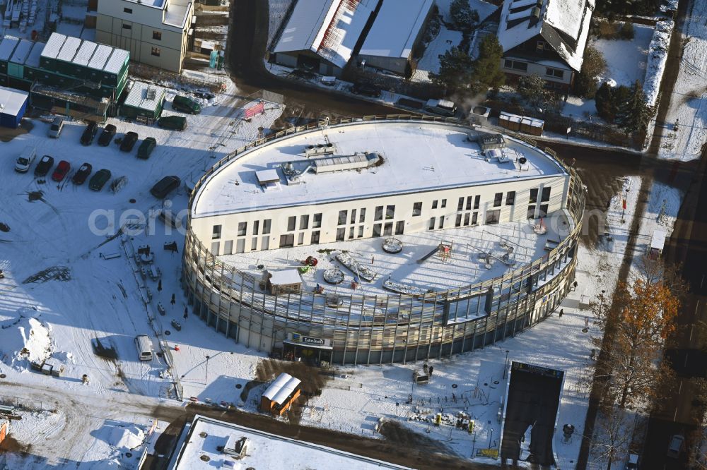 Berlin from above - Wintry snowy construction site to build a new multi-family residential complex HUGOS of Bonava Deutschland GmbH on Britzer Strasse in the district Mariendorf in Berlin, Germany