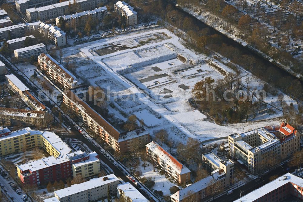 Berlin from above - Wintry snowy construction site to build a new multi-family residential complex on Buschkrugallee in the district Britz in Berlin, Germany