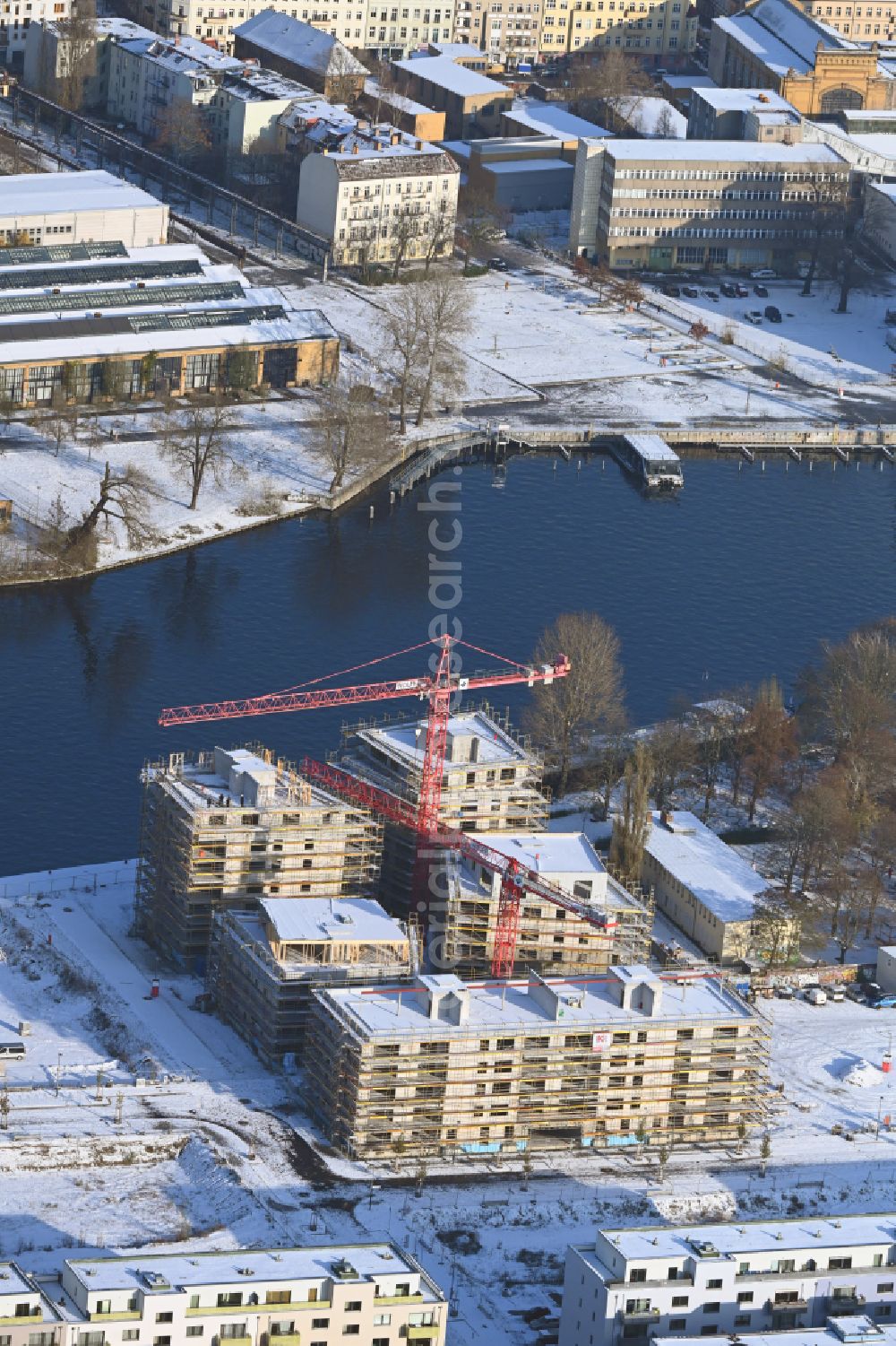 Aerial image Berlin - Wintry snowy construction site to build a new multi-family residential complex Fliessstrasse - Hasselwerder Strasse on river Spree in the district Schoeneweide in Berlin, Germany