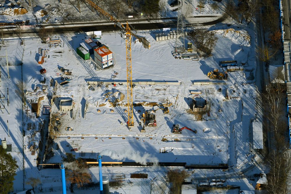 Aerial image Bernau - Wintry snowy Construction site for the new parking garage bevore train station on Lenastrasse on street Angarastrasse in the district Friedenstal in Bernau in the state Brandenburg, Germany